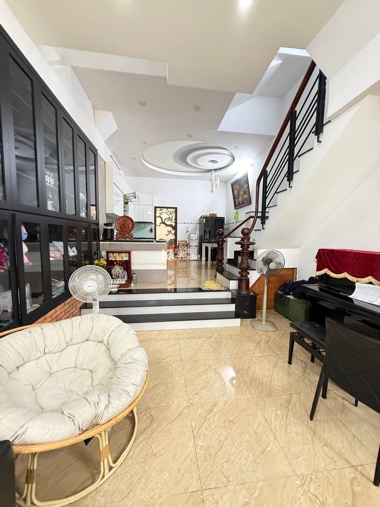 Bán nhà 4 lầu đi bộ tới CV Làng Hoa hẻm 347 Lê Văn Thọ ngang 4.5m 81m2 sổ A4 9 tỷ hơn. 