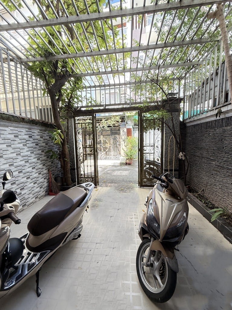 Bán nhà 4 lầu đi bộ tới CV Làng Hoa hẻm 347 Lê Văn Thọ ngang 4.5m 81m2 sổ A4 9 tỷ hơn. 