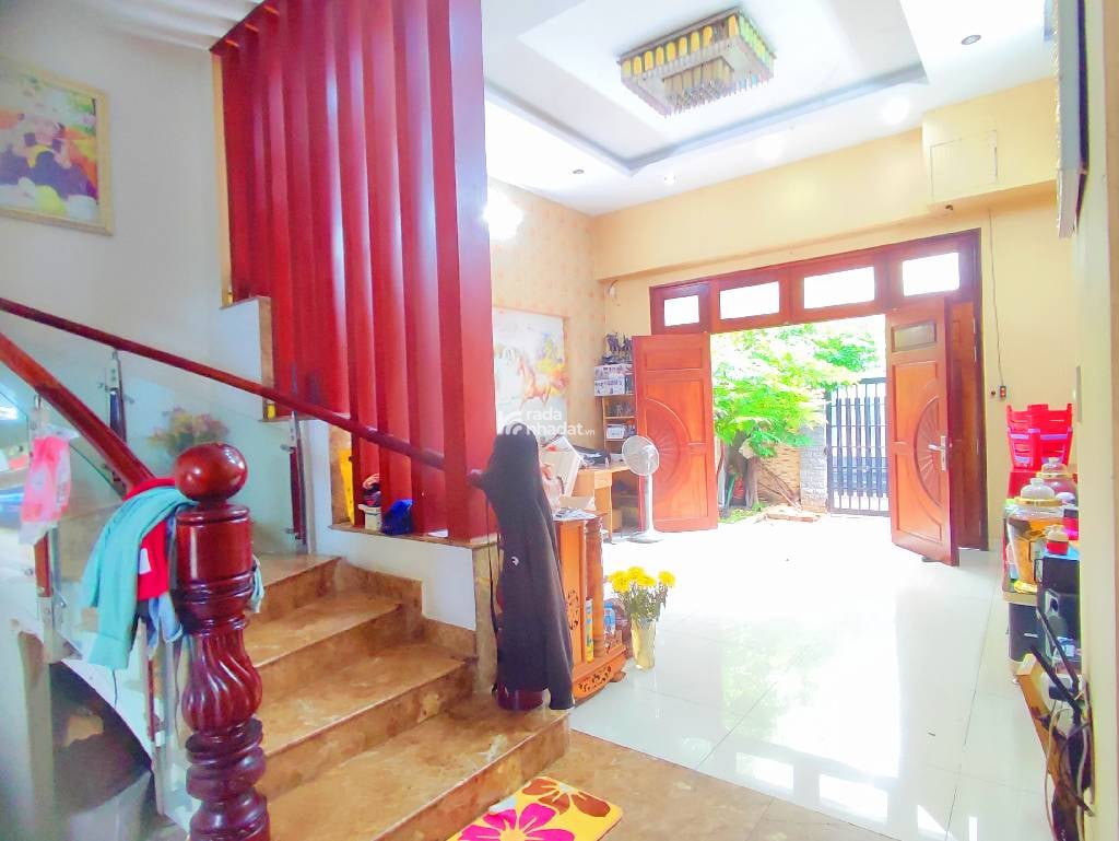  Hiện Trạng: Nhà 1 trệt 3 lầu, sân thượng trước sau. gồm 3 phòng ngủ, 4WC, phòng thờ. 