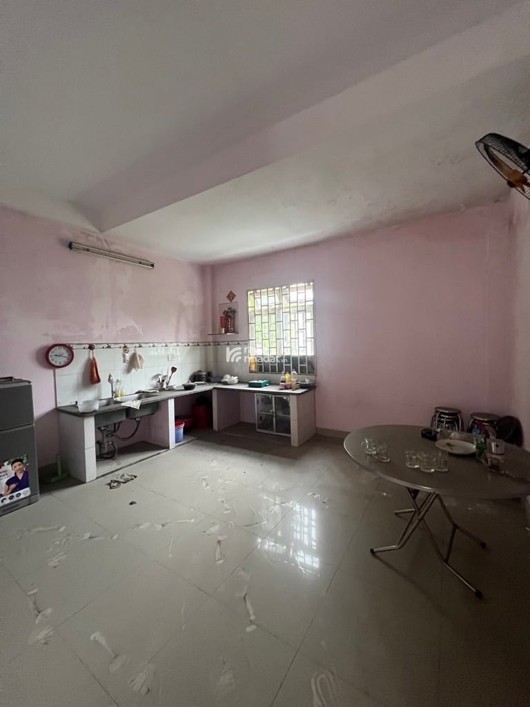 * Vị trí đẹp : Nhà cách bệnh viện Bình Tân 200m  * Diện tích 5 x 36 ( sổ hồng chính chủ vuông vắn k