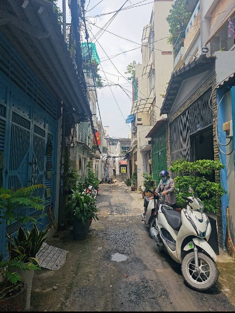 HẺM XE HƠI SÁT NHÀ, LẠC LONG QUÂN, TÂN BÌNH, 24M2 CÓ KC Ở NGAY. GIẢM 350TR CHỈ CÒN 3.58T TL 