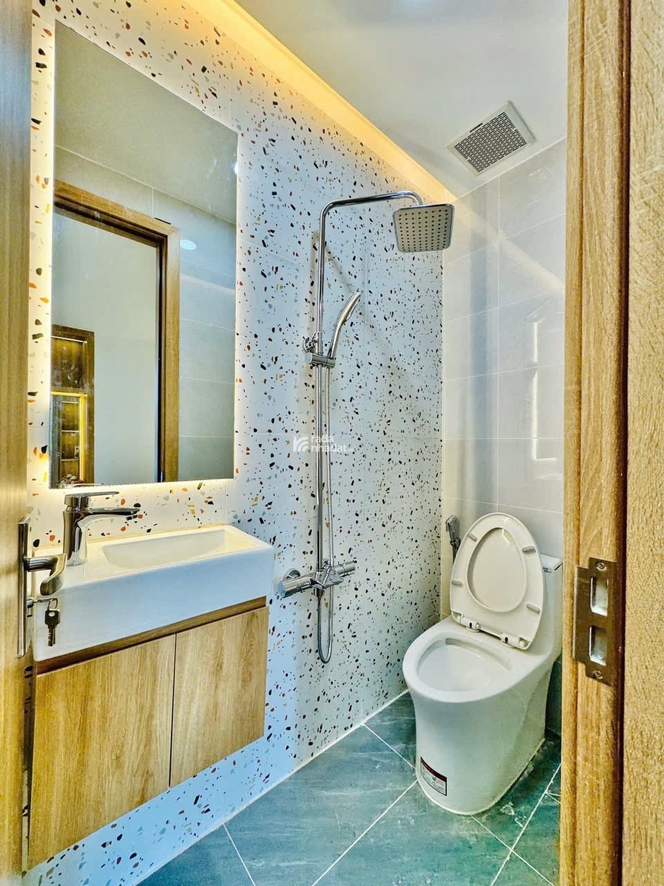 68 TỶ. VỊ TRÍ CỰC KỲ ĐẮT ĐỊA TOÀ NHÀ 6 TẦNG THANG MÁY. NGUYỄN TRI PHƯƠNG Q.5 . 5.5 X 20M 