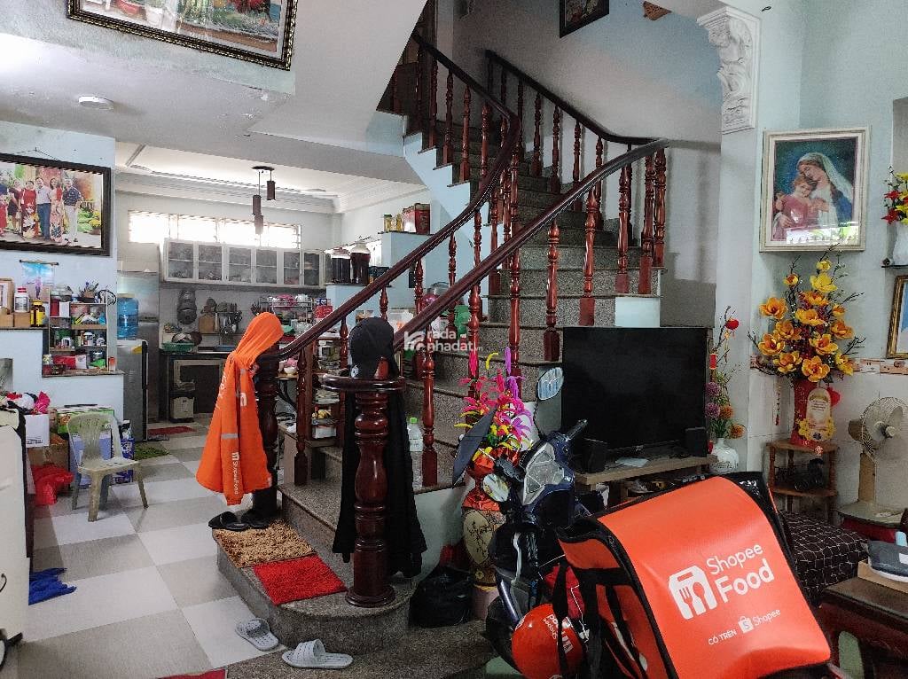  1 căn chủ ở, 1 căn làm phòng trọ cho thuê dòng tiền 11 triệu/tháng.
