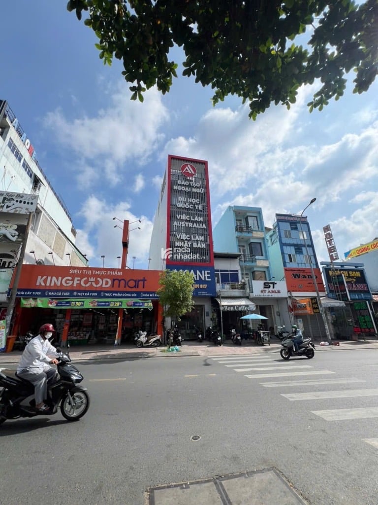 Mặt tiền đường 20m, cực kỳ đông đúc sầm uất, thuận tiện kinh doanh đa ngành nghề: ngân hàng