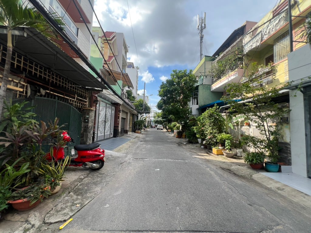 Đặc điểm: Ngay ủy ban nhân dân Quận , Bệnh viện , Trung tâm thương mại , Trường học các cấp ,