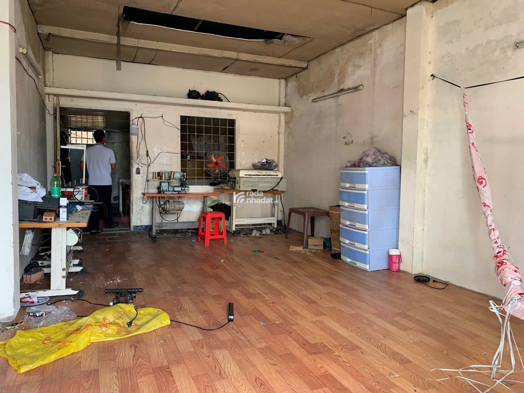 Đặc điểm: Ngay ủy ban nhân dân Quận , Bệnh viện , Trung tâm thương mại , Trường học các cấp ,