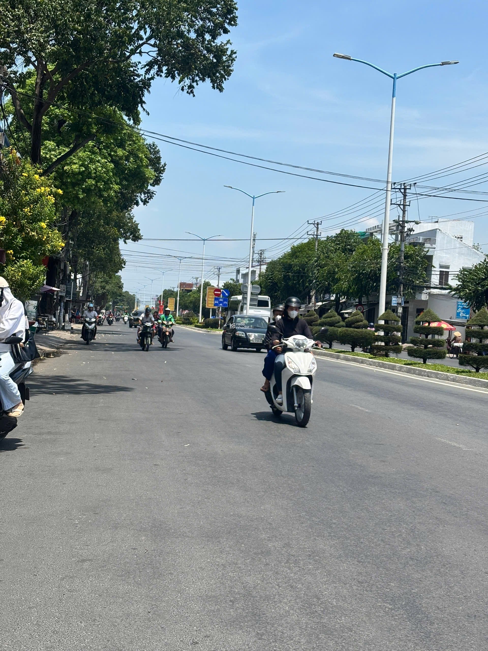 Bán lô đất mặt tiền đường 23/10 Vĩnh Thạnh . DT 100m2 , full thổ. Giá 5,5 tỉ 