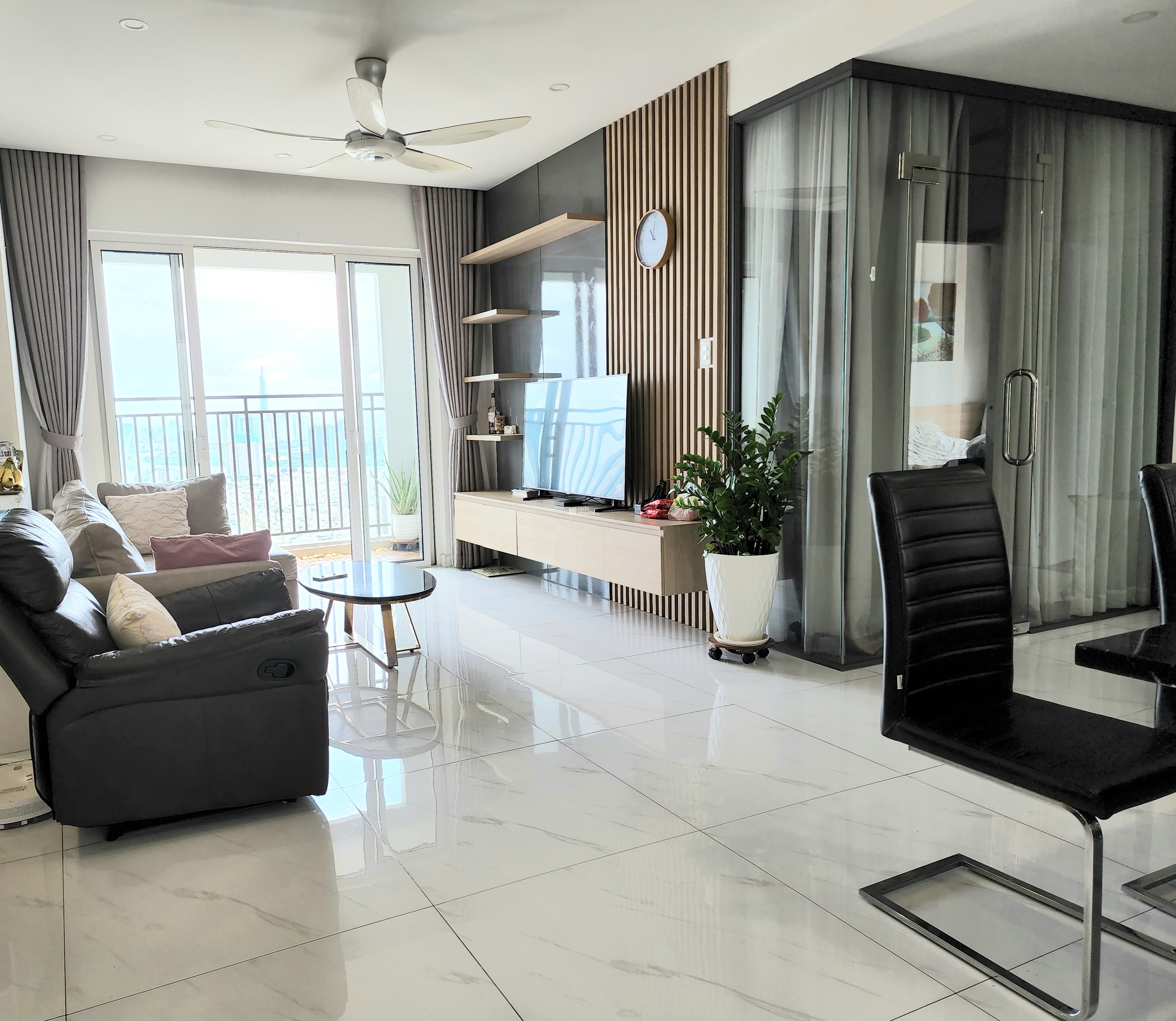 Chính chủ cho thuê căn hộ 3PN Sunrise City View 