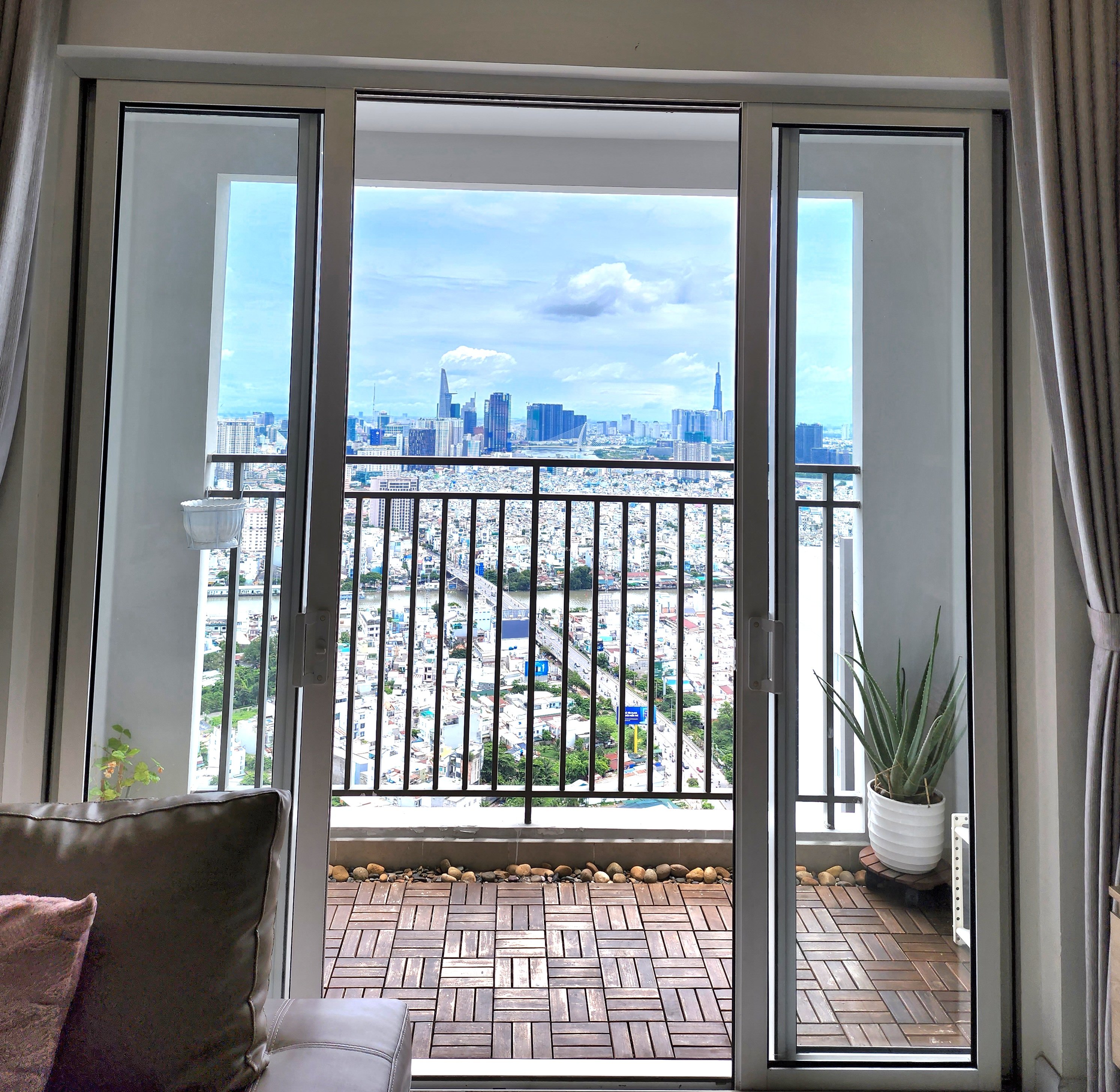 Chính chủ cho thuê căn hộ 3PN Sunrise City View 