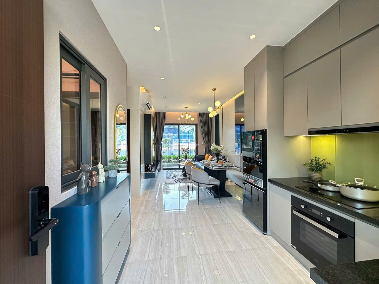 Vốn 800tr nhận ngay 2pn block thương mại sẵn hđ thuê 14tr ngay ga metro đhqg