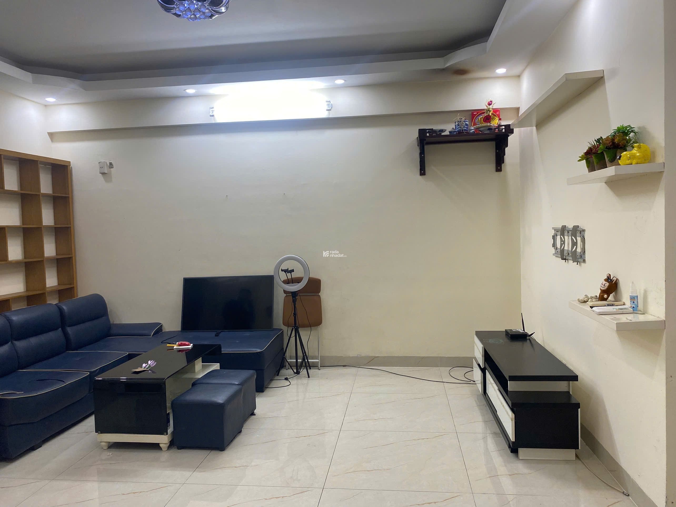 cho thuê chung cư B4 Kim Liên, 76m 2 phòng ngủ, đồ cơ bản