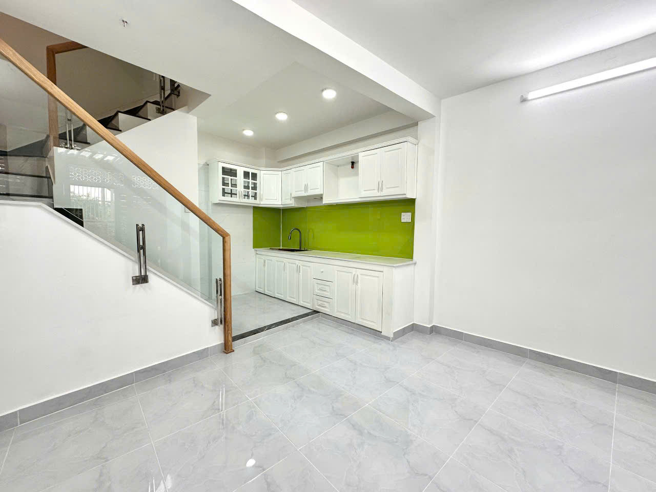 Siêu hiếm nhà HXH đường Lê Quang Định, Bình Thạnh, 50m2 tiện ích bủa vây, SHR giá 3 tỷ 220 TL