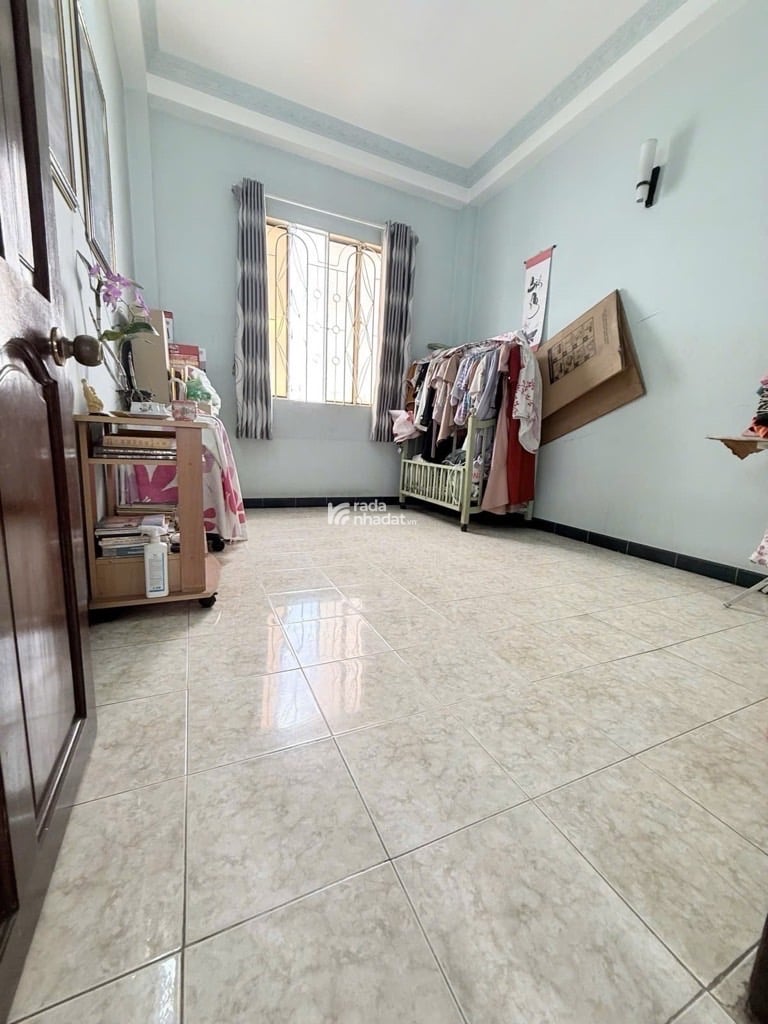 Vị trí: Hẻm 6m thông, xe hơi tới tận cửa, cách mặt tiền Lạc Long Quân chỉ 30m, sát chợ ,