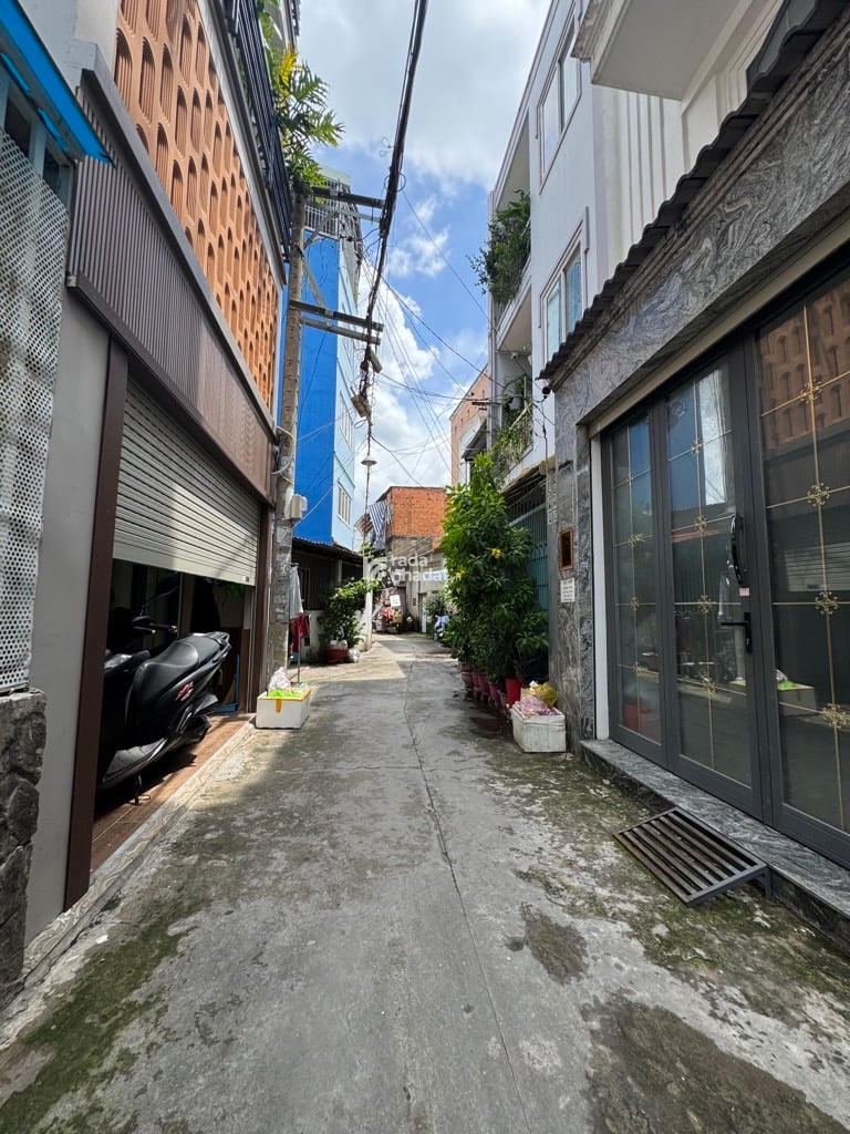 HẺM XE HƠI SÁT VÁCH. HOÀNG HOA THÁM, PHÚ NHUẬN, 3 TẦNG MỚI Ở NGAY. GIẢM 750TR CHỈ 4T TL 