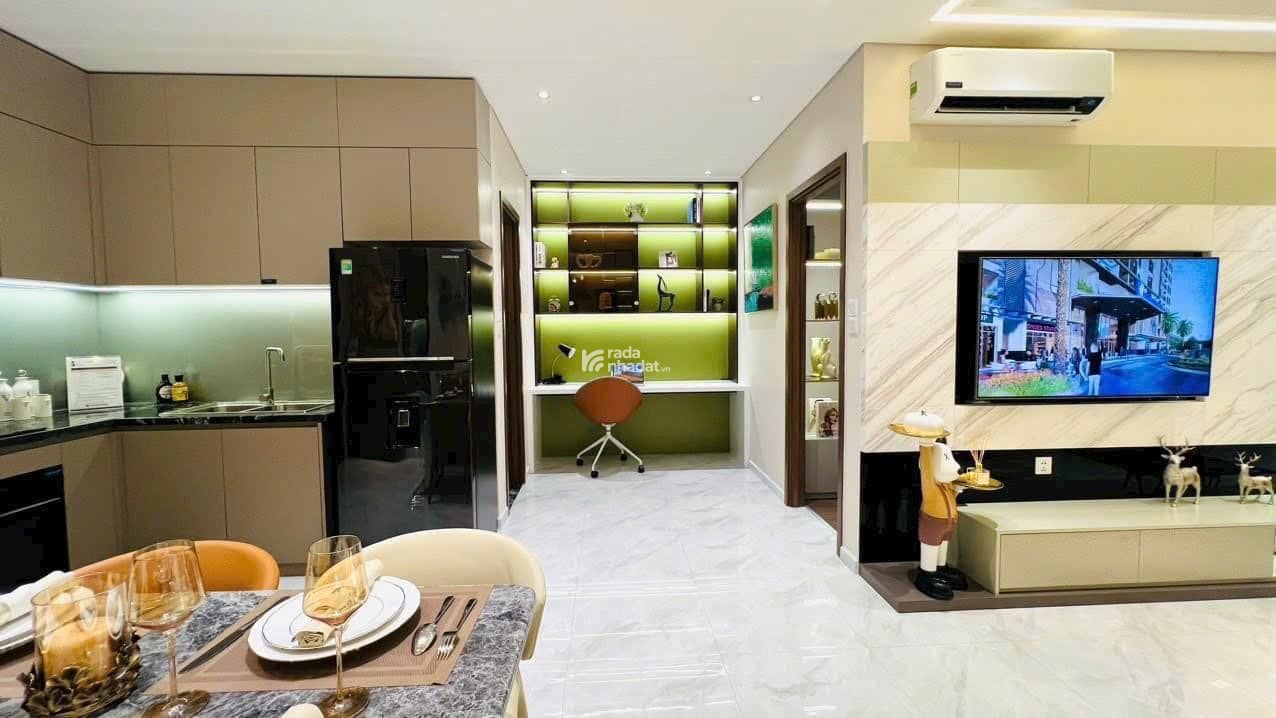 Bán gấp căn hộ 2PN 1WC giá 2,150 tỷ bao gồm các chi phí. Tầng đẹp view thoáng LH: 0907 174 ***
