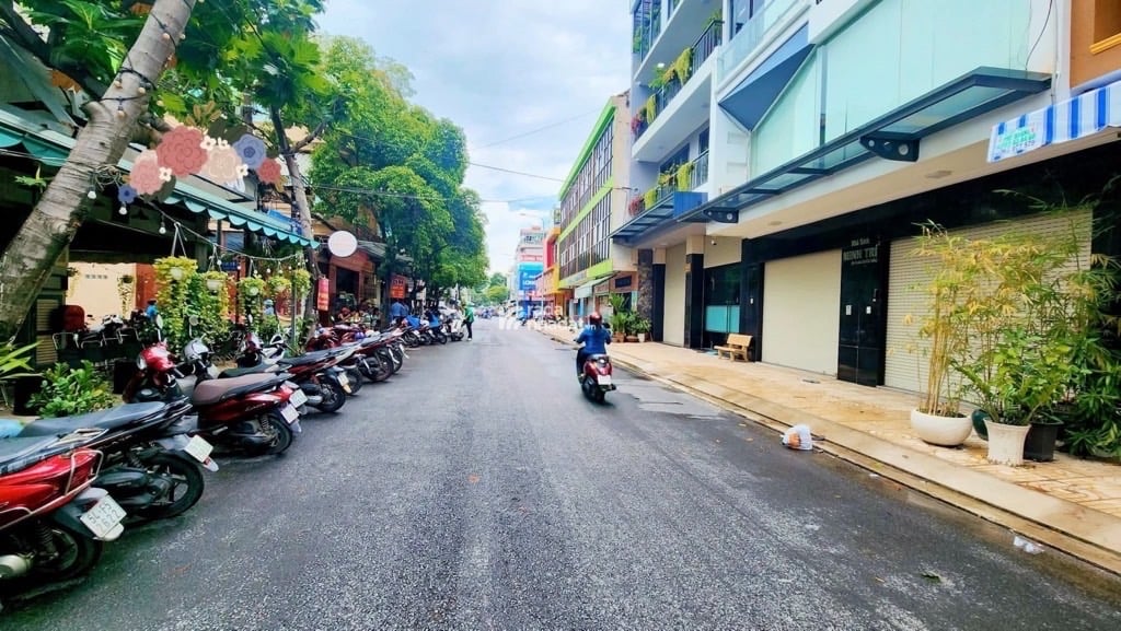 SIÊU PHẨM NHÀ MẶT TIỀN TRƯƠNG VĨNH KÝ, NGUYỄN HẬU, TÂN THÀNH, TÂN PHÚ - 5 TẦNG,