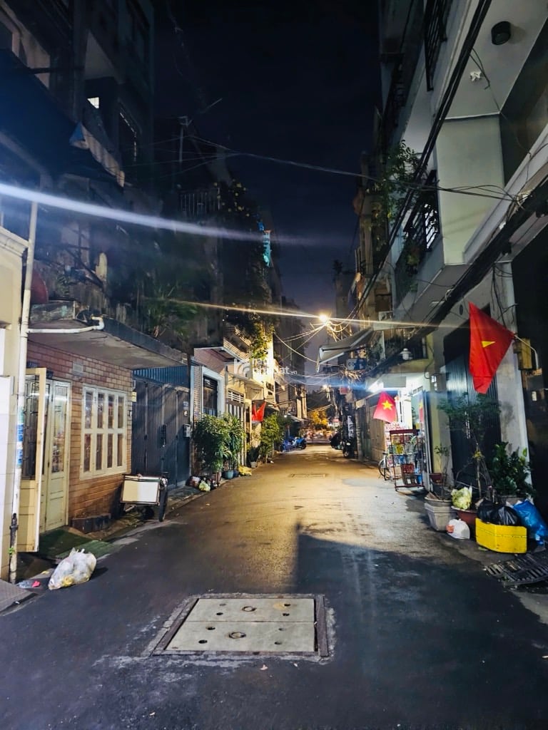 NGAY SÂN BAY, HXH TRƯỜNG SA, PHÚ NHUẬN, 65M2 CÓ KC Ở NGAY. GIẢM 350TR CHỈ CÒN 16T TL 