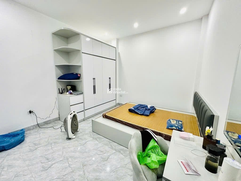 Nhà đẹp Đội Cấn ngõ thông gần phố 38m2 x 5 tầng mặt tiền rộng hơn 11 tỷ