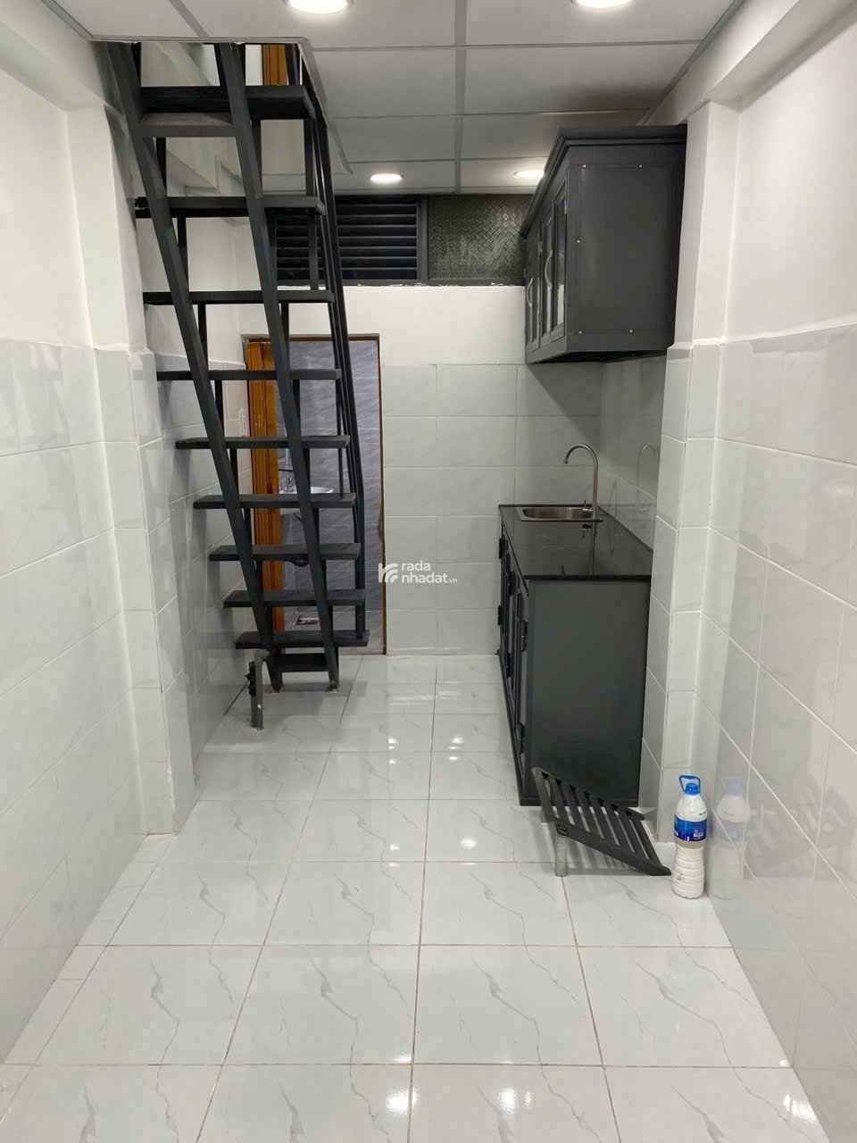 NHÀ NHỎ NỞ HẬU ĐƯỜNG VÕ VĂN KIỆT QUẬN 1