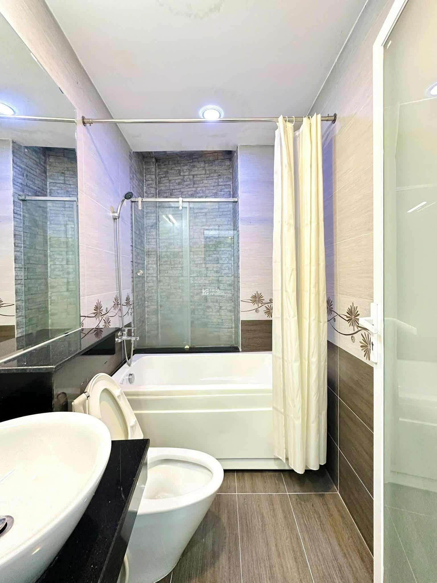 Nhà 5 lầu khu Vip Phan Xích Long