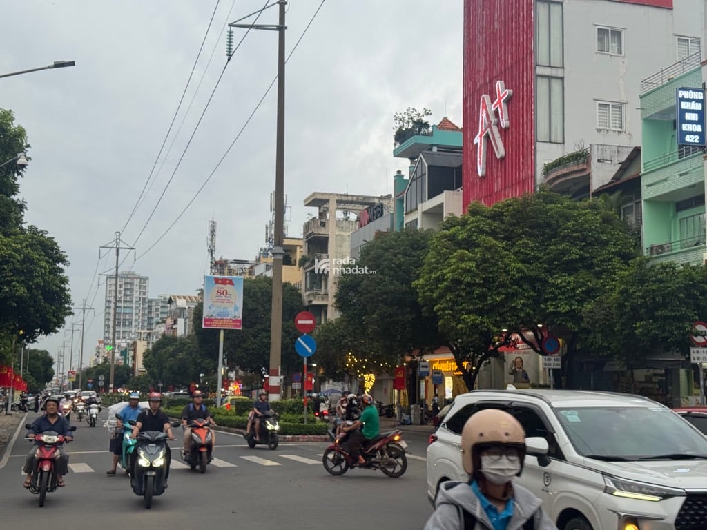 KHU NHÀ HIẾM BÁN LẠC LONG QUÂN- 3 TẦNG XE HƠI THÔNG TỨ TUNG
