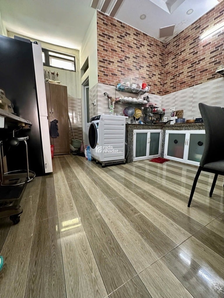 kết cấu : nhà 2 Tầng , trệt , lầu , 2pn , 2wc ..nhà 2 mặt tiền hẻm , nhà BTCT 