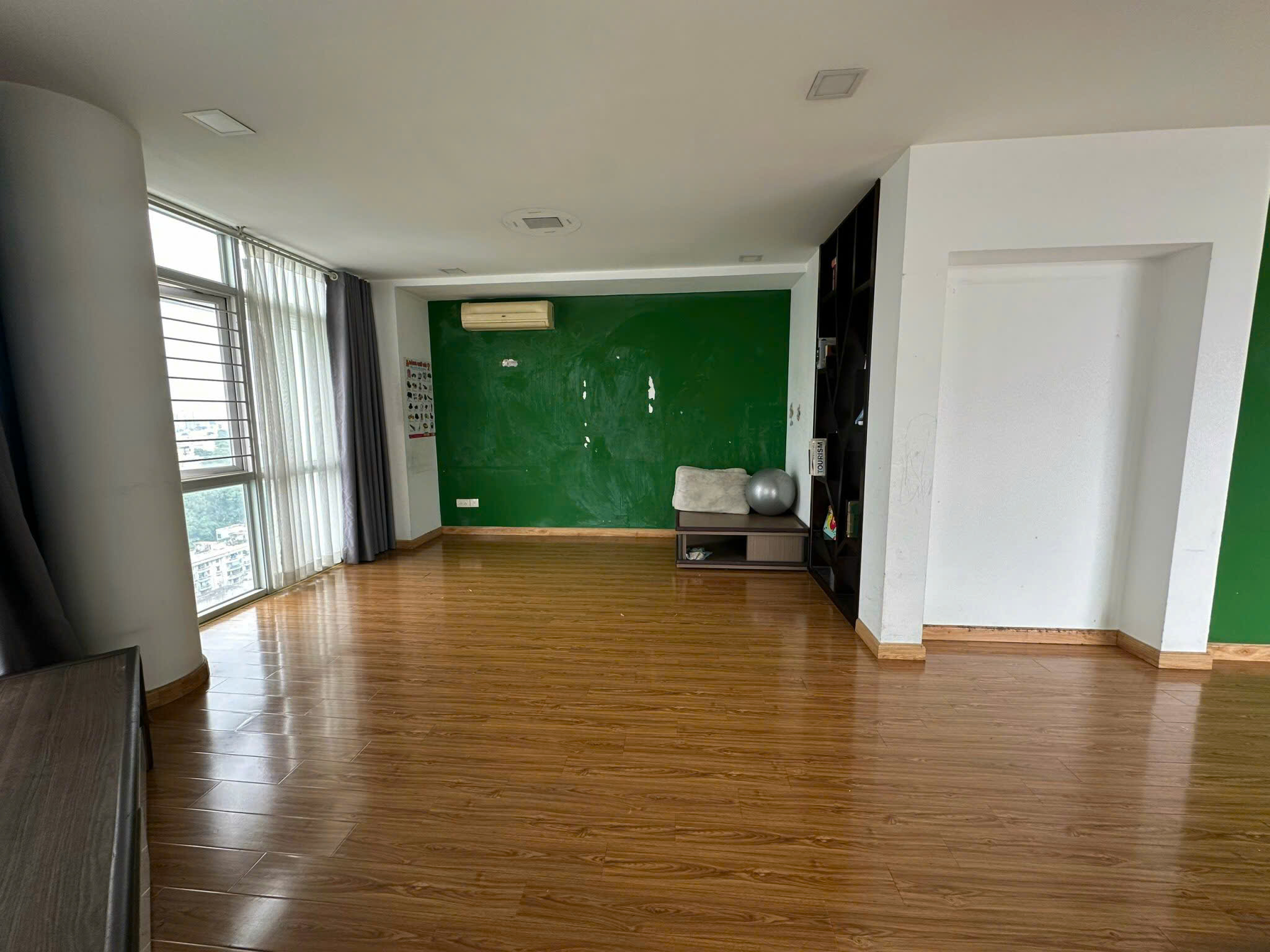 Gia đình cần bán gấp căn hộ tâm huyết Tản Đà Court: 163m2, 3PN, 3WC sổ hồng riêng, giá 8.7 tỷ TL
