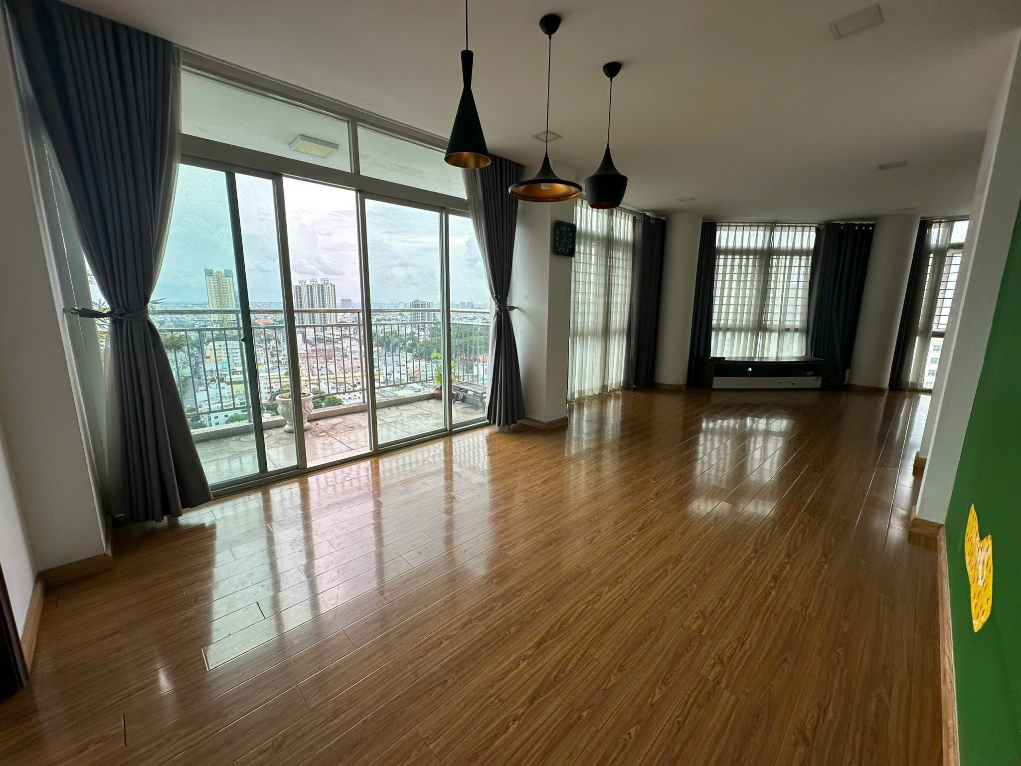 Gia đình cần bán gấp căn hộ tâm huyết Tản Đà Court: 163m2, 3PN, 3WC sổ hồng riêng, giá 8.7 tỷ TL