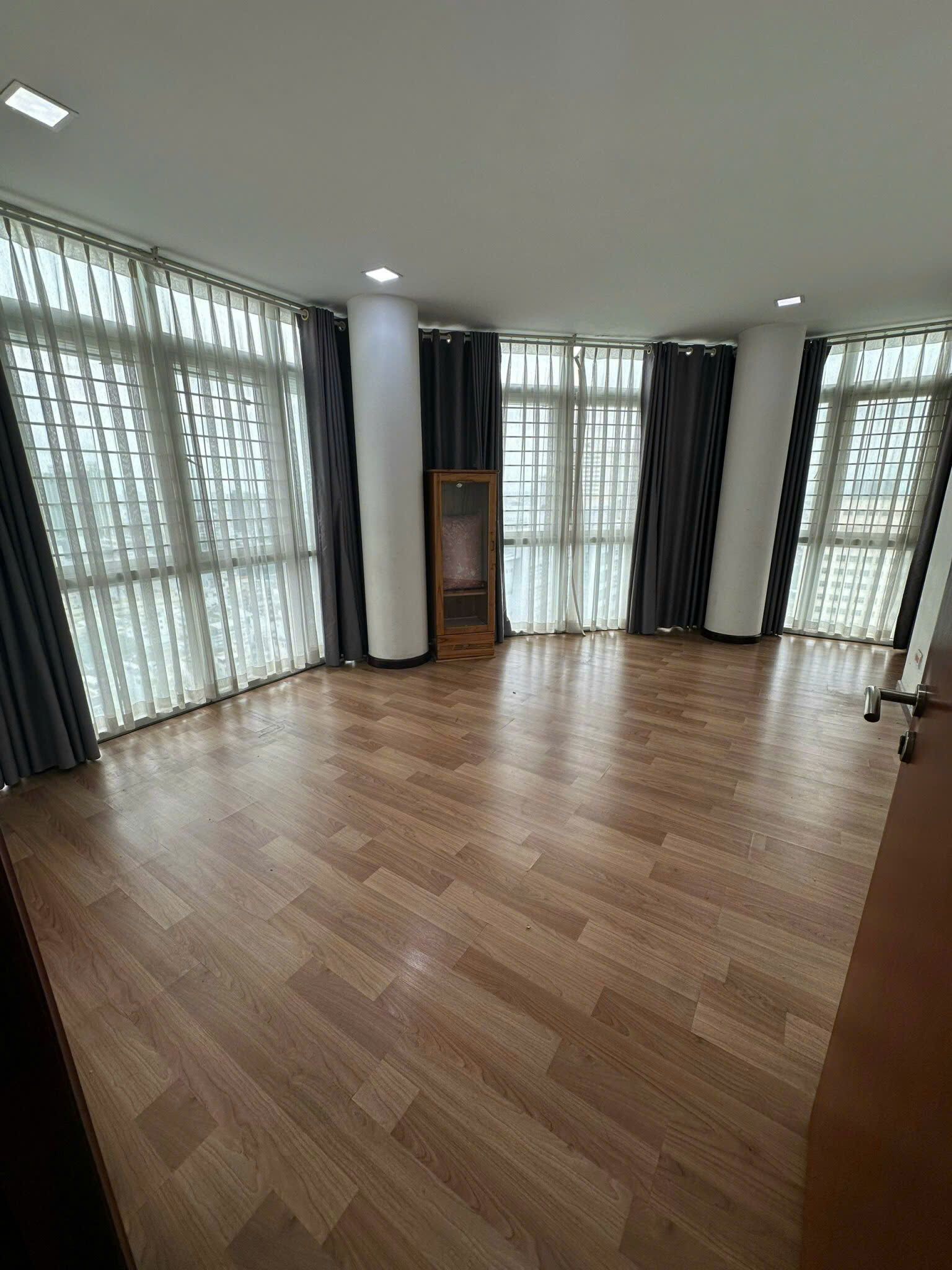 Gia đình cần bán gấp căn hộ tâm huyết Tản Đà Court: 163m2, 3PN, 3WC sổ hồng riêng, giá 8.7 tỷ TL