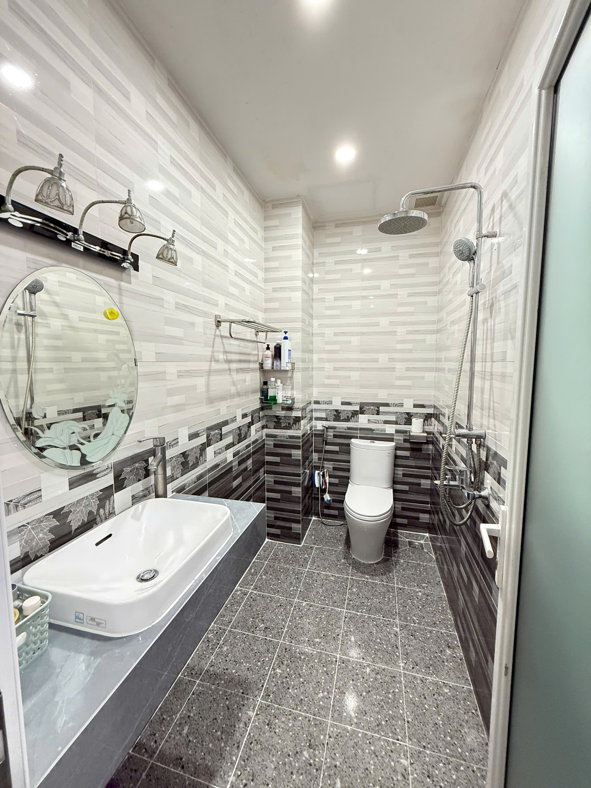 BÁN NHẢ HẺM Ô TÔ CMT8 Q3 - 4.2x12.6 - nhà 4 tầng - 15 tỷ TL