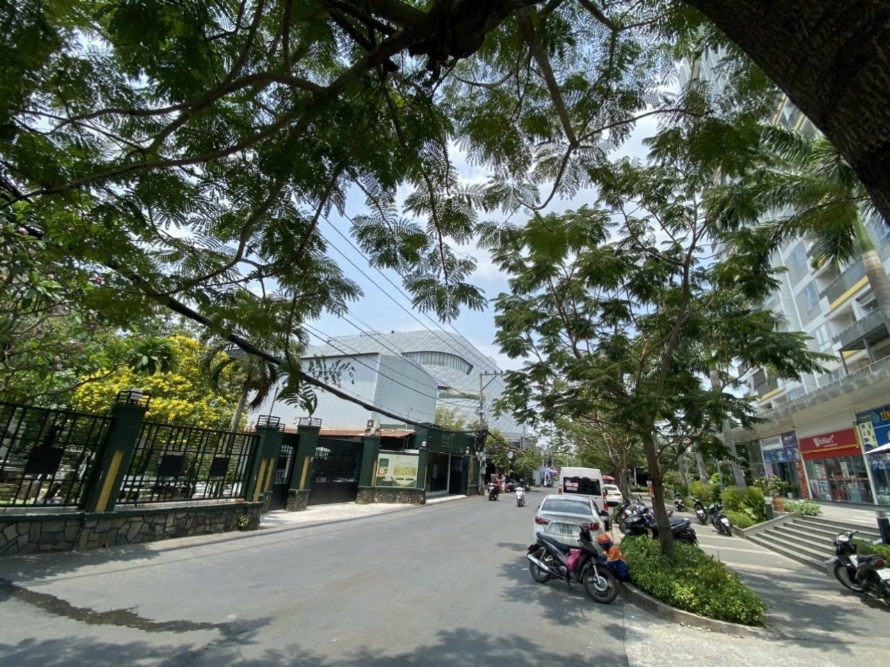 NHÀ ĐẸP TRÊN KHU ĐẤT VUÔNG VỨC 3 MẶT TIỀN SÁT PHẠM VĂN ĐỒNG 1810m2 CHỈ 250 TỶ.