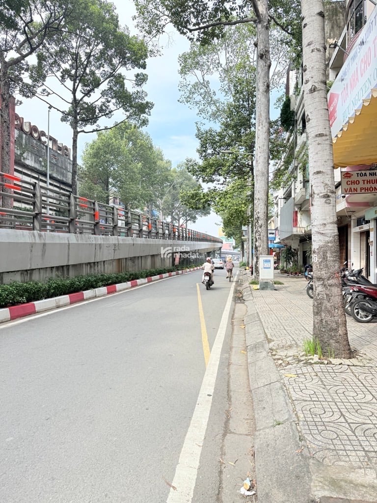 sát mặt tiền - giáp Q.5, Q.6, Q.10- Thuận tiện di chuyển ra các tuyến đường huyết mạch Hồng Bàng - 