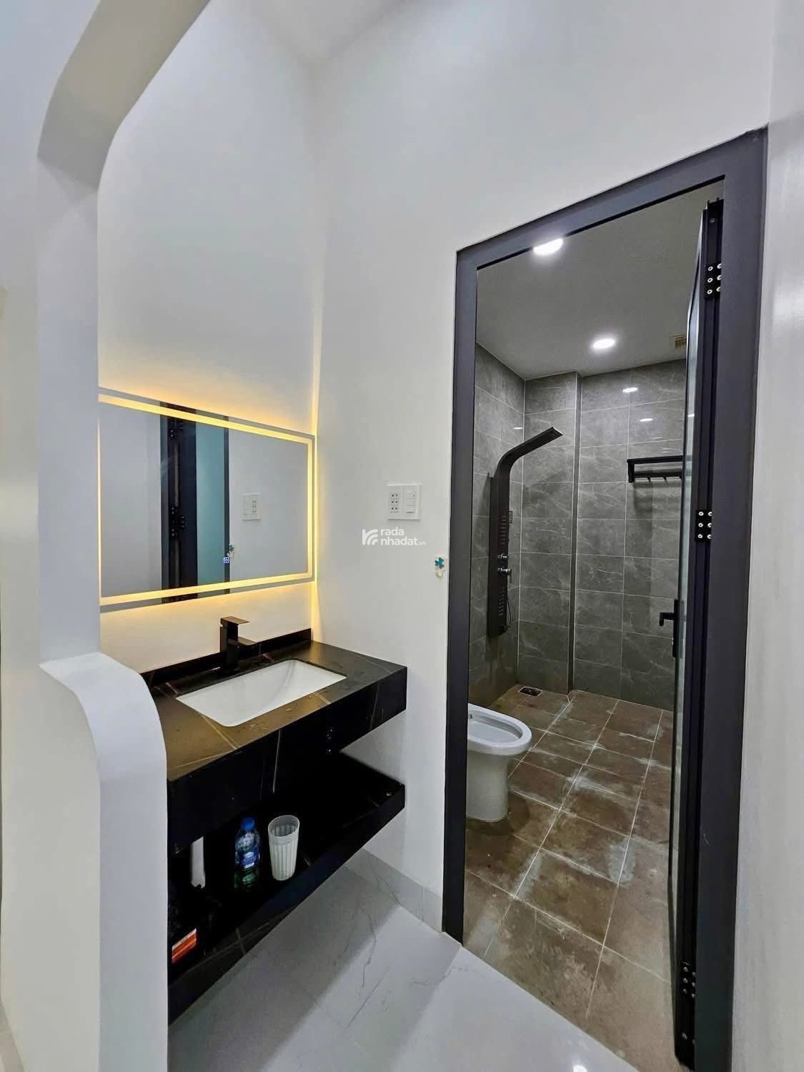 Nhà phố 1 trệt 1 lầu 1 tum, nội thất cao cấp, khu dân cư an ninh 
