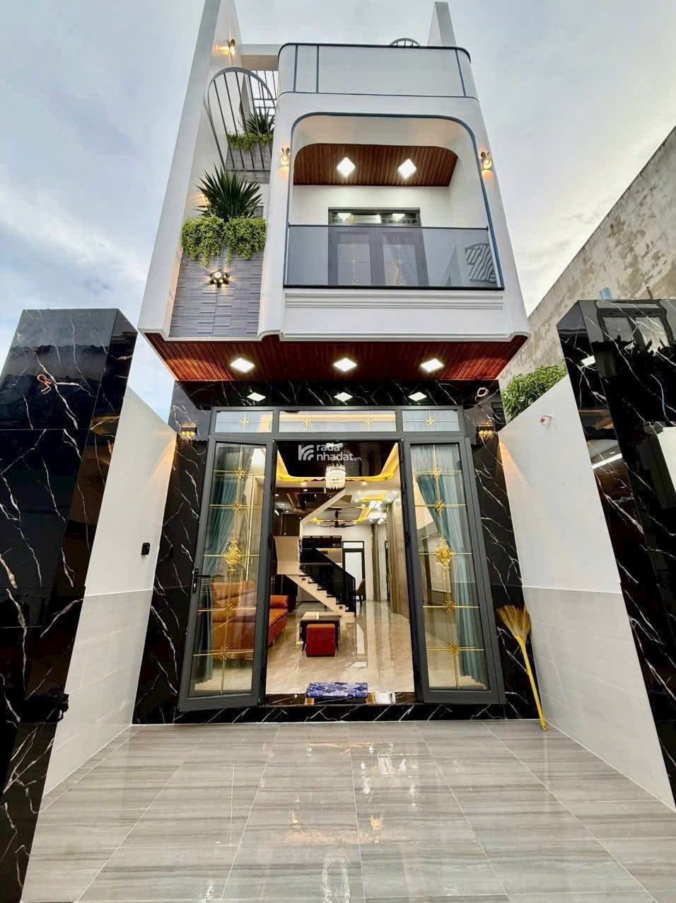 Nhà phố 1 trệt 1 lầu 1 tum, nội thất cao cấp, khu dân cư an ninh 
