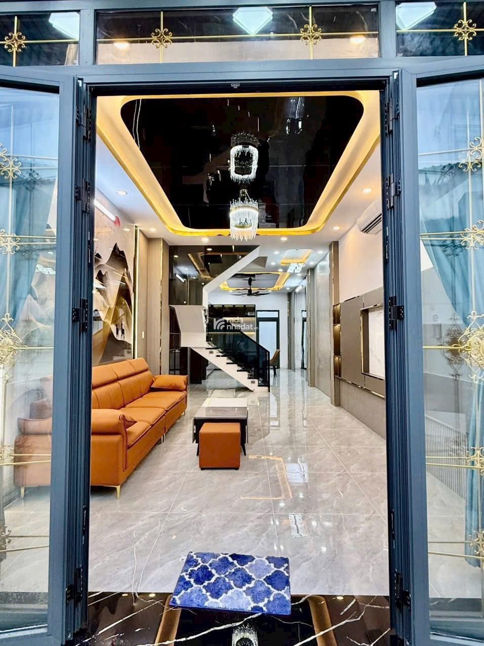 Nhà phố 1 trệt 1 lầu 1 tum, nội thất cao cấp, khu dân cư an ninh 
