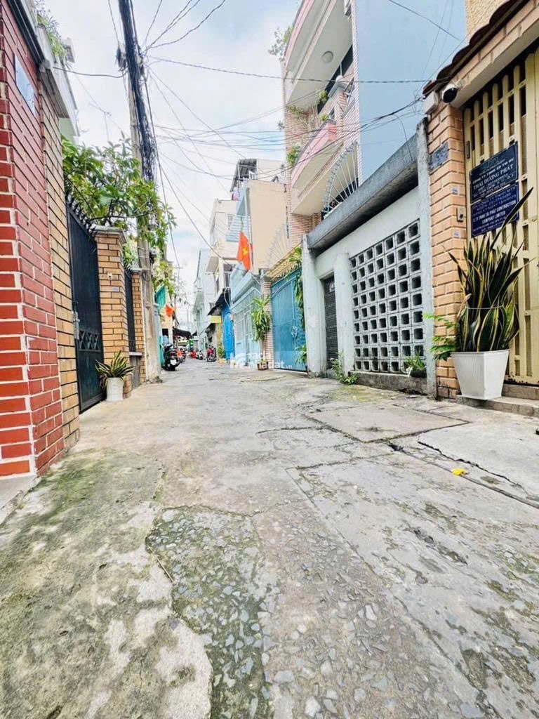 QUẬN 3 - CMT8 - 36m2 - 3 Tầng - Hẻm xe hơi - 8.xx TỶ (x nhỏ)