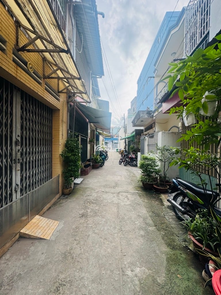 Hẻm Oto Tân Phú  Ngay Aeon Tân Phú - 52,5M2 - N5x11 - 2 Tầng BTCT - Nở Hậu - Chỉ 5,5 Tỷ - Hướng Nam