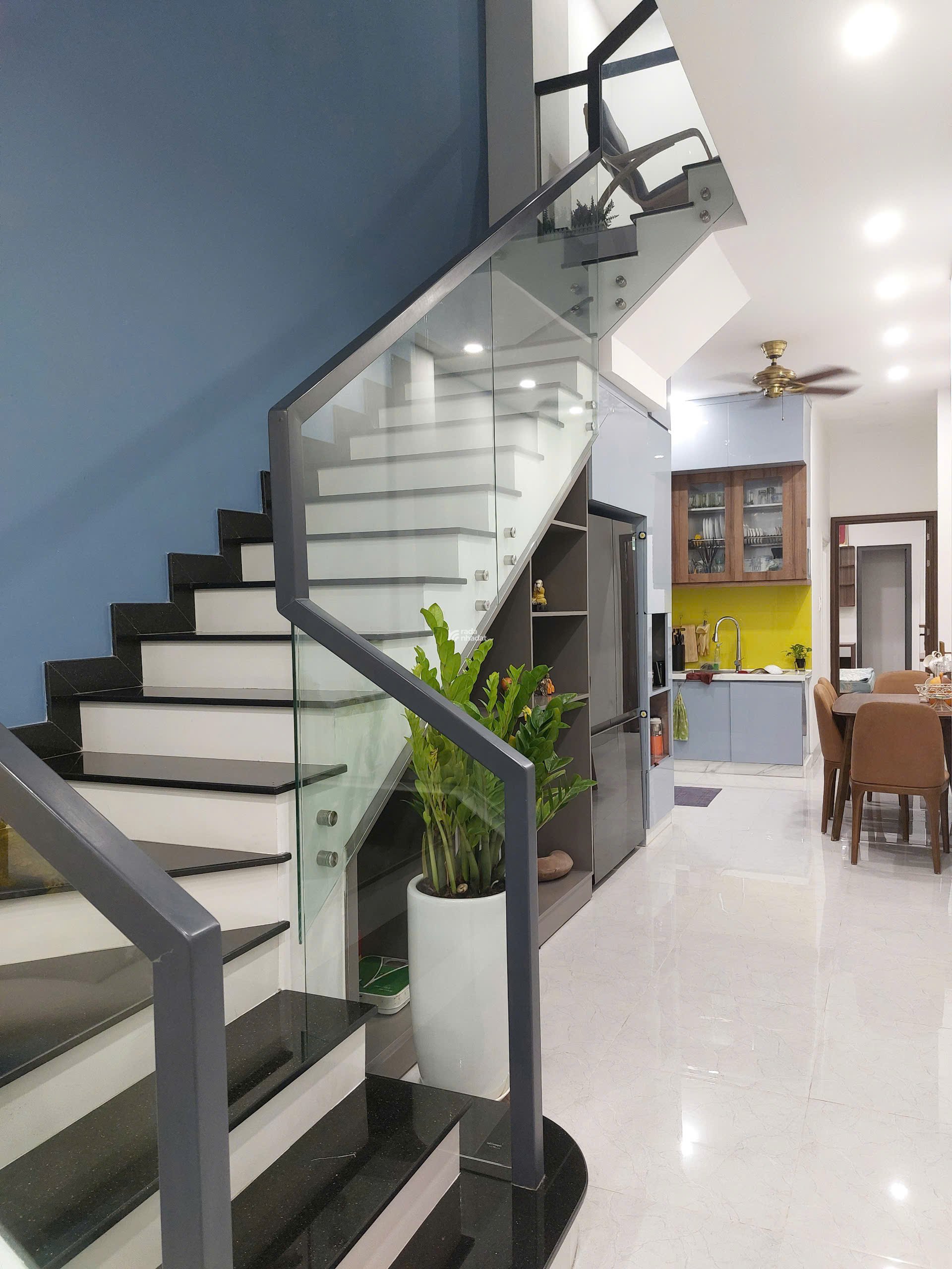 BÁN NHÀ HẺM DÀI - THÀNH THÁI P14 Q10 - TRỆT 3 LẦU - GIÁ CHỈ 14.8 TỶ