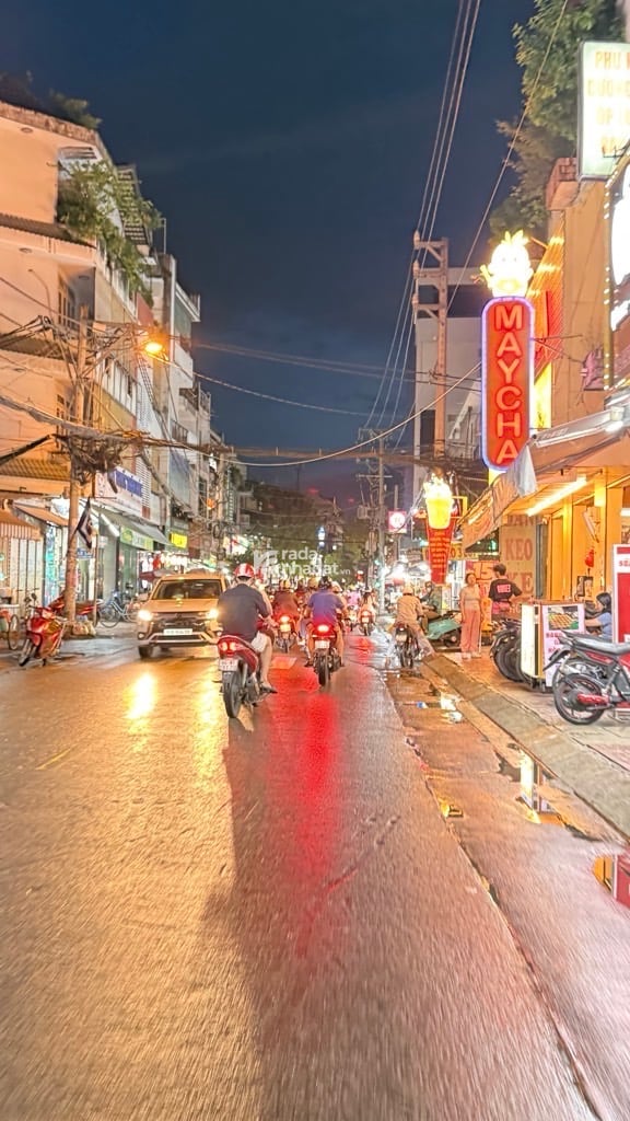 NHÀ 2 TẦNG - 30M2 - 2PN - NGAY ẨM THỰC ĐỒNG ĐEN - SÁT MẶT TIỀN