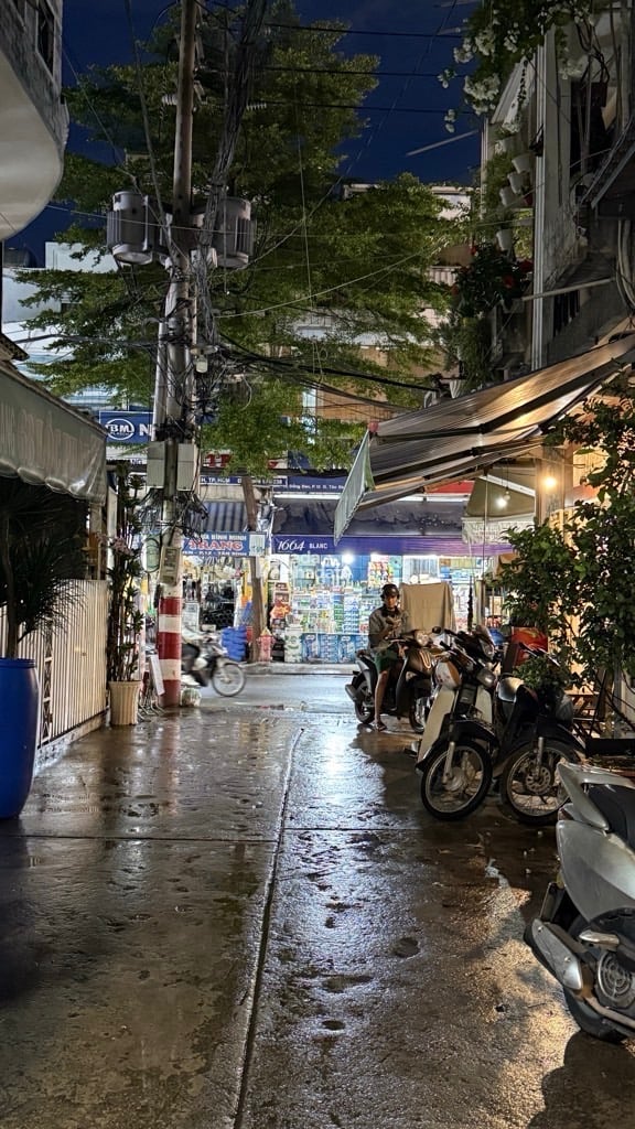 NHÀ 2 TẦNG - 30M2 - 2PN - NGAY ẨM THỰC ĐỒNG ĐEN - SÁT MẶT TIỀN