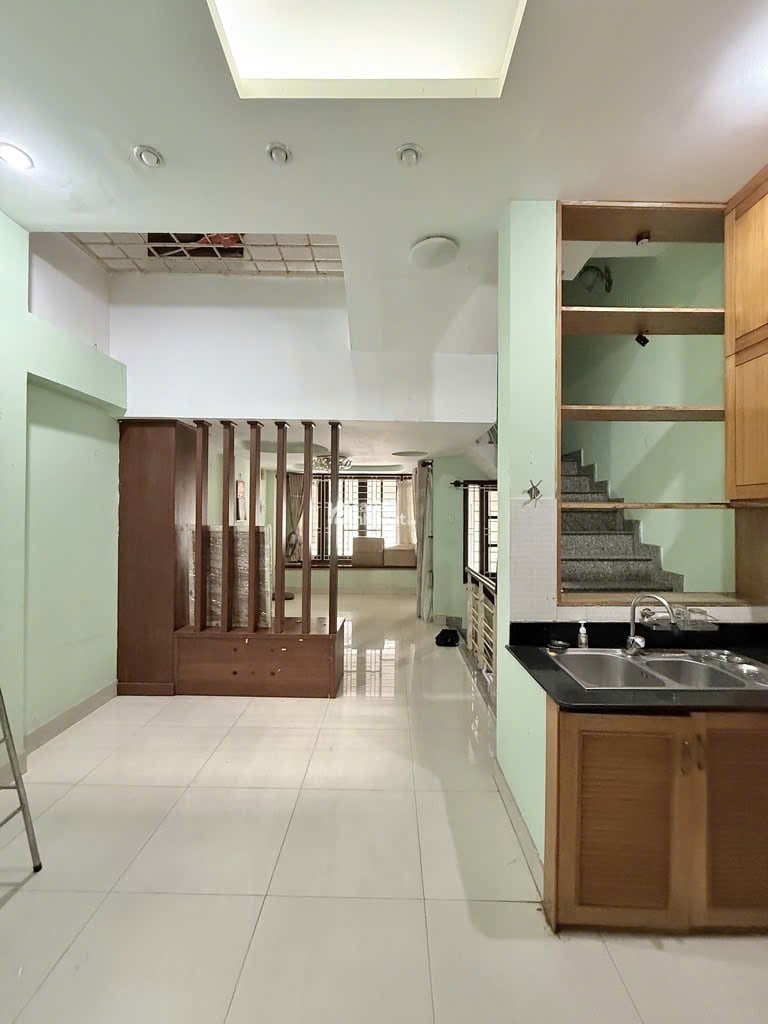 Mặt tiền kinh doanh  Hoa Lan  Phường 1  Phú Nhuận Giáp ranh Q1  50m2 (x 5 tầng ) Giá 18 Tỷ