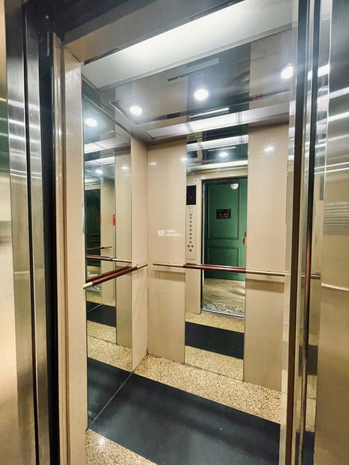 KHÁCH SẠN NGAY SÂN BAY TÂN SƠN NHẤT DÒNG TIỀN 300TR/THÁNG - GẤP BÁN GIẢM MẠNH 4.5 TỶ