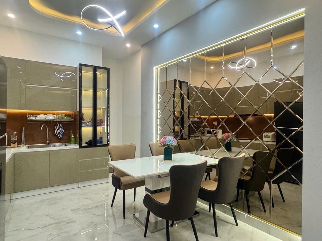 LÊ HỒNG PHONG - QUẬN 10 - NHÀ MỚI ĐẸP LUNG LINH - TẶNG NỘI THẤT CAO CẤP - XÁCH VA LI VÀO Ở NGAY. 