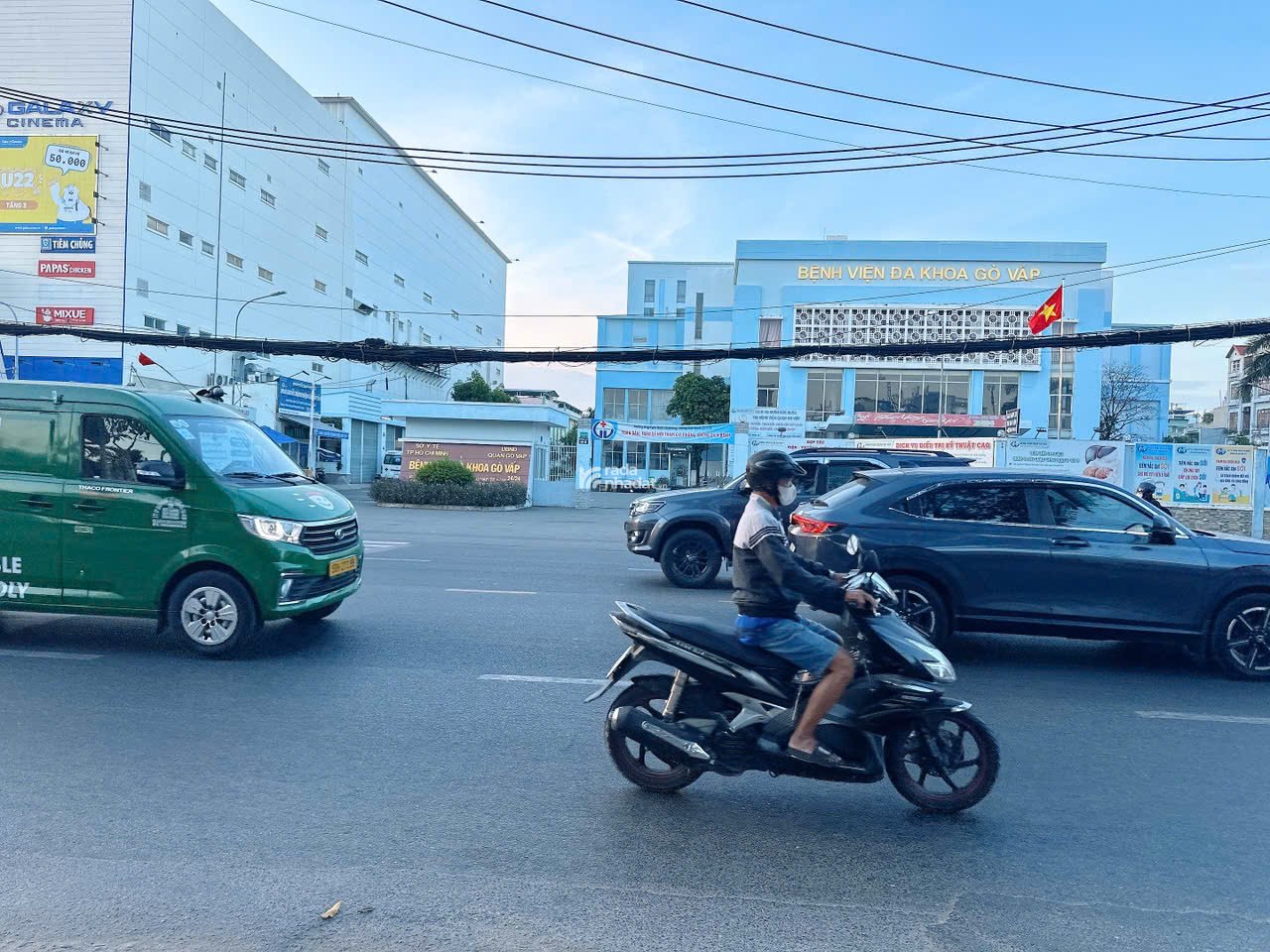 Bán CHDV 5 tầng view chợ Hạnh Thông Tây ngang 5m 75m2 9PN hẻm 8m thông chỉ 10.9 tỷ.