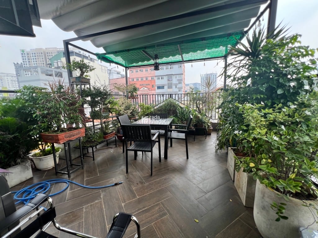 Bán nhà Phú Nhuận 4 x 18 x 5 tầng phong cách Âu cổ điển, HXH gần mặt tiền