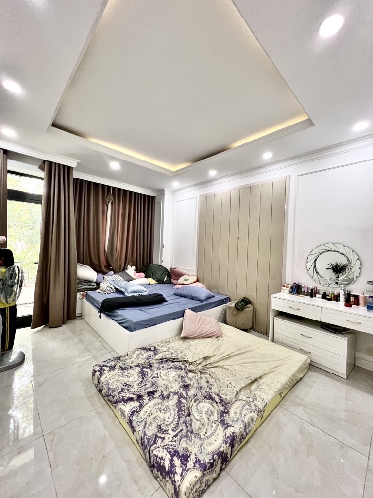 - Đường nhựa 8m ,vỉa hè mỗi bên 3m, khu cao tầng, dân trí cao, gần trường THPT Tân Bình, sân bay Tâ