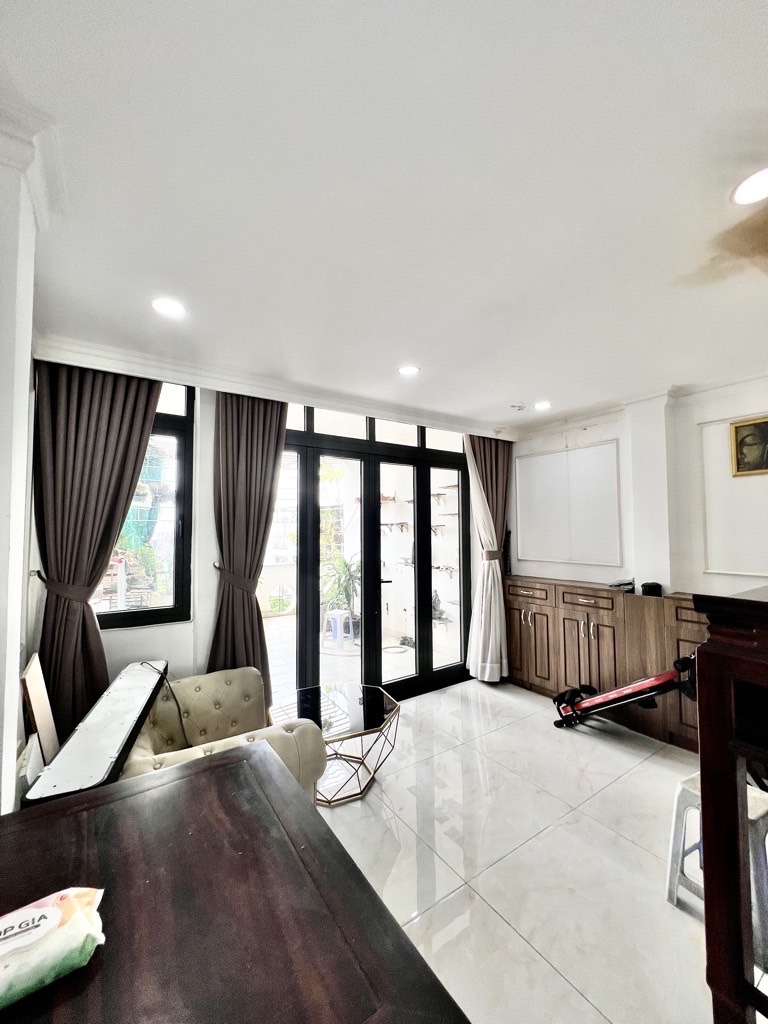 - Đường nhựa 8m ,vỉa hè mỗi bên 3m, khu cao tầng, dân trí cao, gần trường THPT Tân Bình, sân bay Tâ
