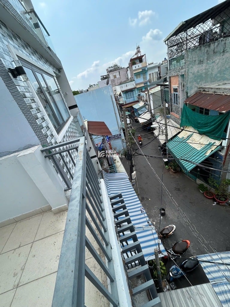 HẺM NHỰA XE HƠI THÔNG - 3 TẦNG - GẦN TRƯỜNG - GẦN CHỢ 