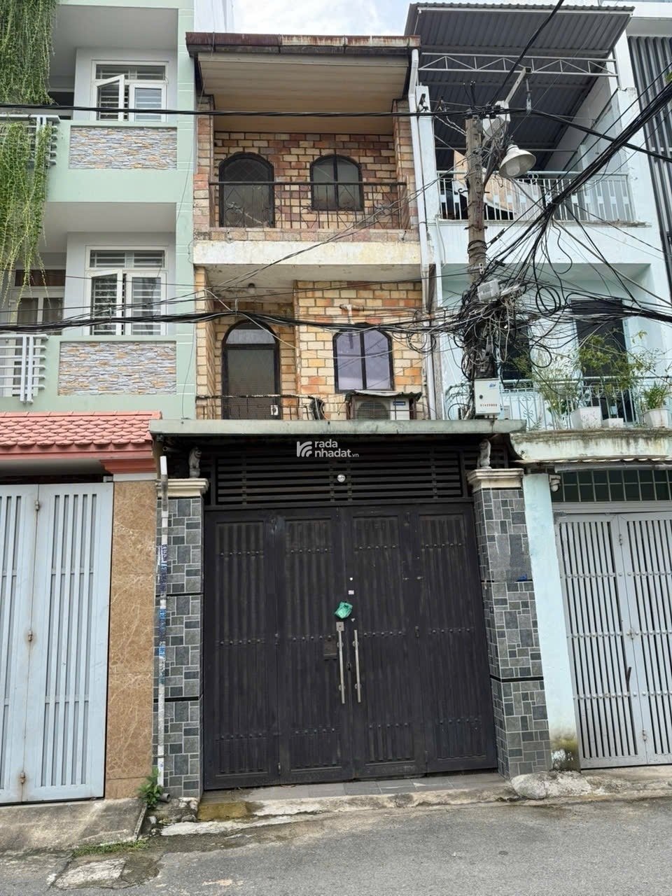   HOÀNG HOA THÁM, P.12, TÂN BÌNH 