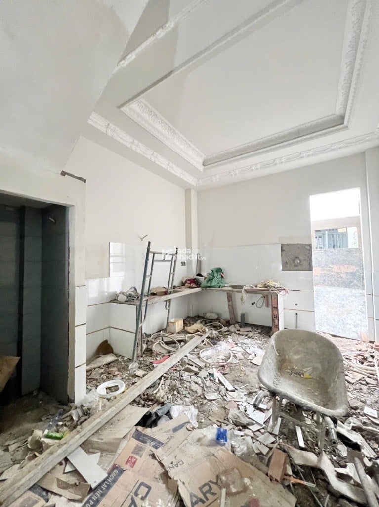 - Nhà mới đẹp thiết kế hiện đại sang trọng, xách Vali vào ở liền  